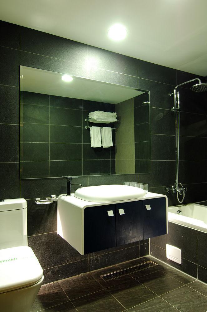 Delton Hotel - Love River Branch Kaohsiung Bagian luar foto